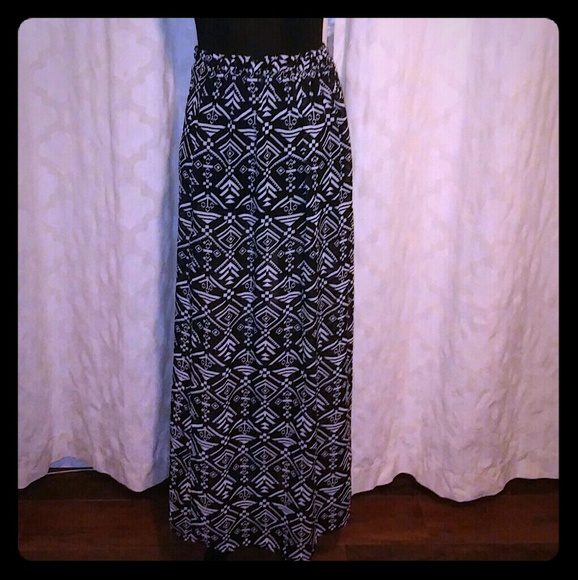 Dresses & Skirts - Cute, trendy high waisted maxi skirt size M
